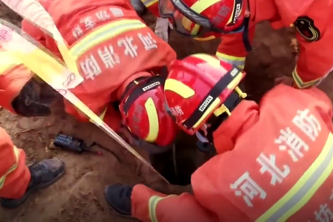 Giai cuu be trai bi roi xuong gieng sau 30 m o Trung Quoc hinh anh