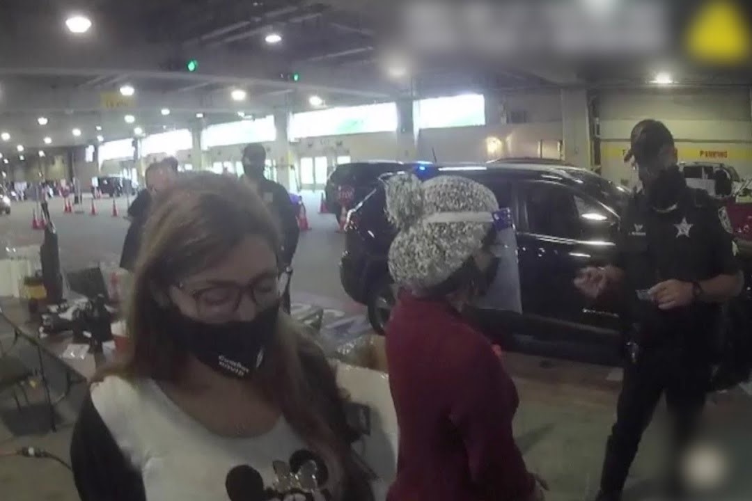 Cai trang thanh ba lao de tiem vaccine Covid-19 o My hinh anh