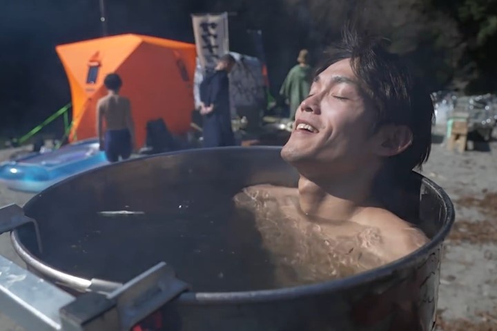 Nguoi Nhat do xo di tam hoi trong leu ngoai troi hinh anh