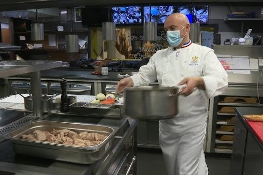 Dau bep sao Michelin nau bua an mien phi cho sinh vien hinh anh