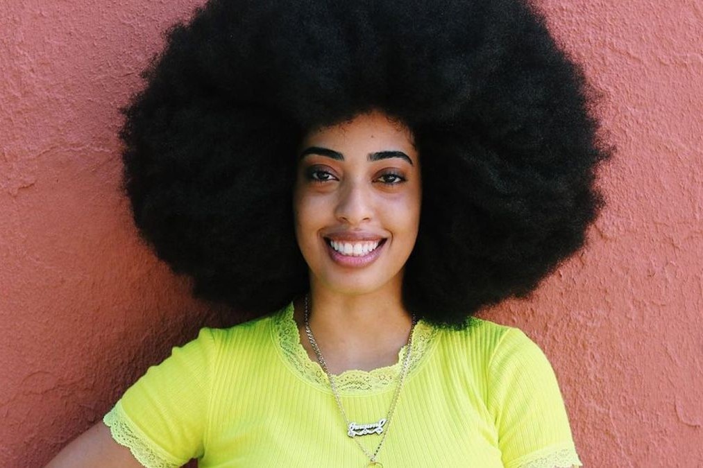 Co gai co mai toc xoan tu nhien lon nhat the gioi hinh anh