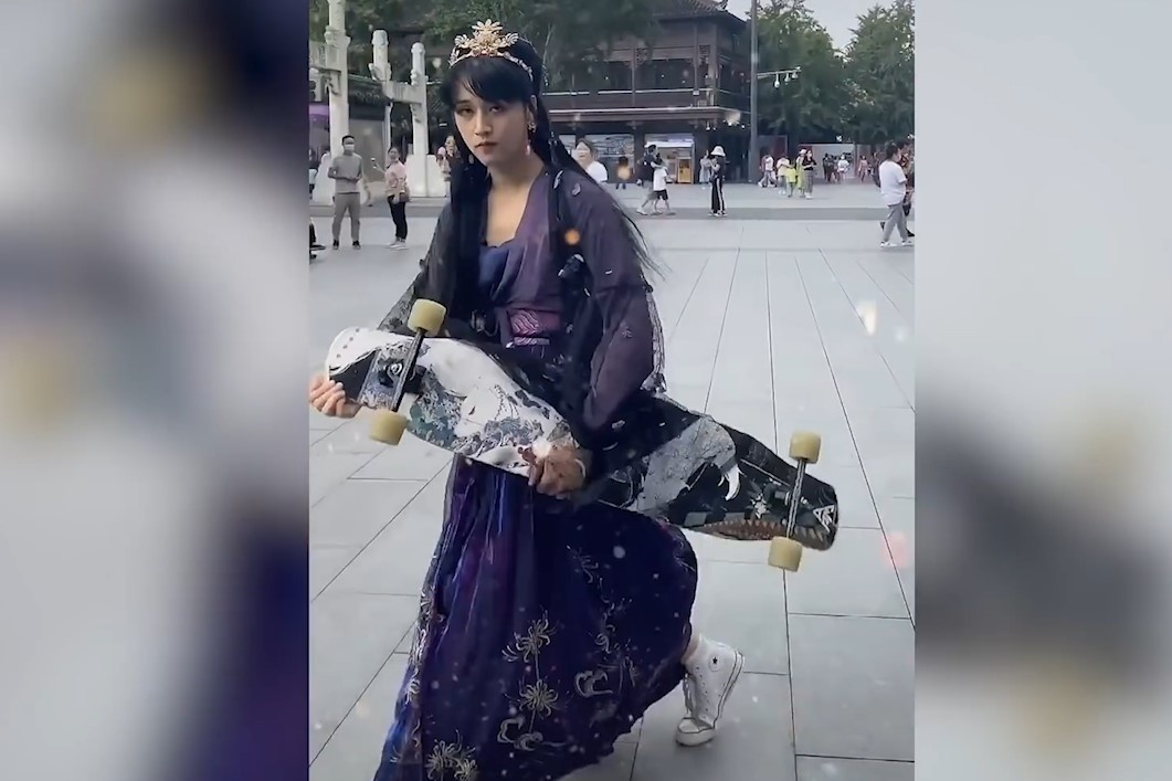 Chang trai mac trang phuc truyen thong truot van hinh anh