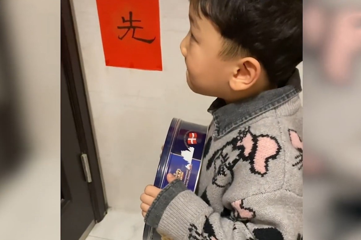 Cau be dung banh quy de xin loi hang xom vi gay on hinh anh