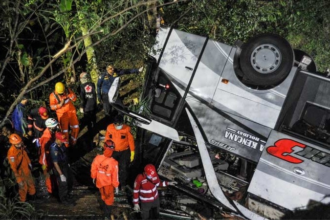 Xe buyt truong hoc lao xuong vuc, 27 nguoi chet hinh anh