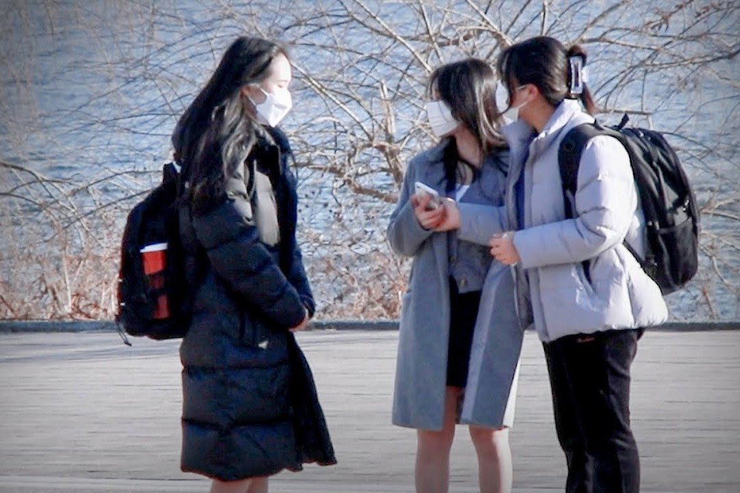 Phan ung cua dan Han khi mot co gai hoi muon bang ve sinh hinh anh