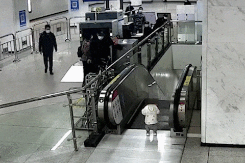 Nhan vien an ninh cuu be trai khoi thang cuon o Trung Quoc hinh anh