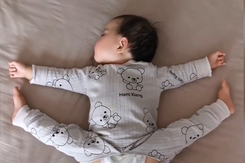 Be gai Trung Quoc luon xoac chan khi ngu hinh anh