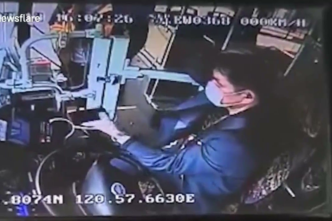 Nguoi dan ong Trung Quoc dap chai thuy tinh vao dau tai xe hinh anh