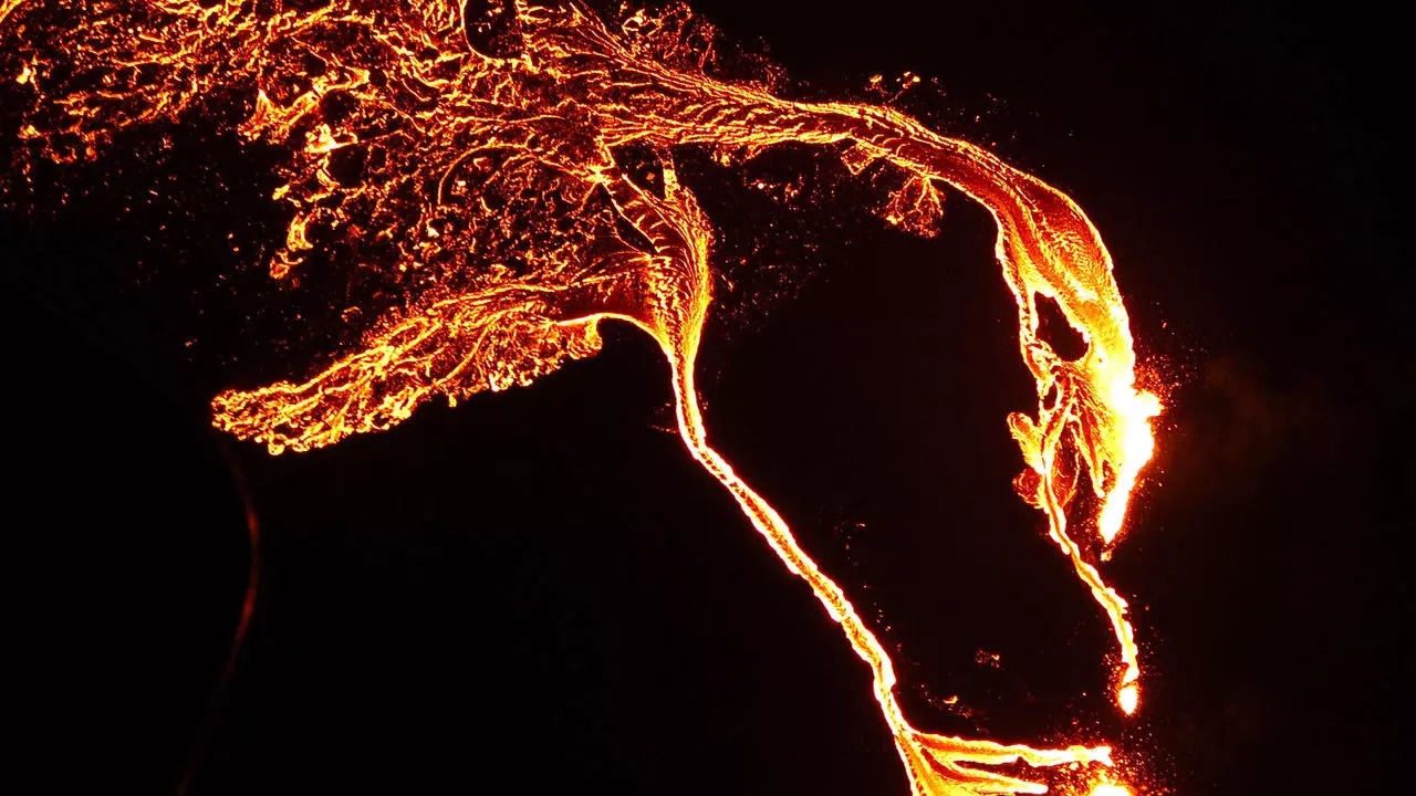 Nui lua phun dung nham do ruc o Iceland hinh anh