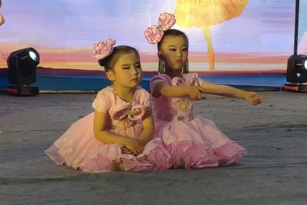 Be gai ngu gat khi dang dien tren sau khau hinh anh