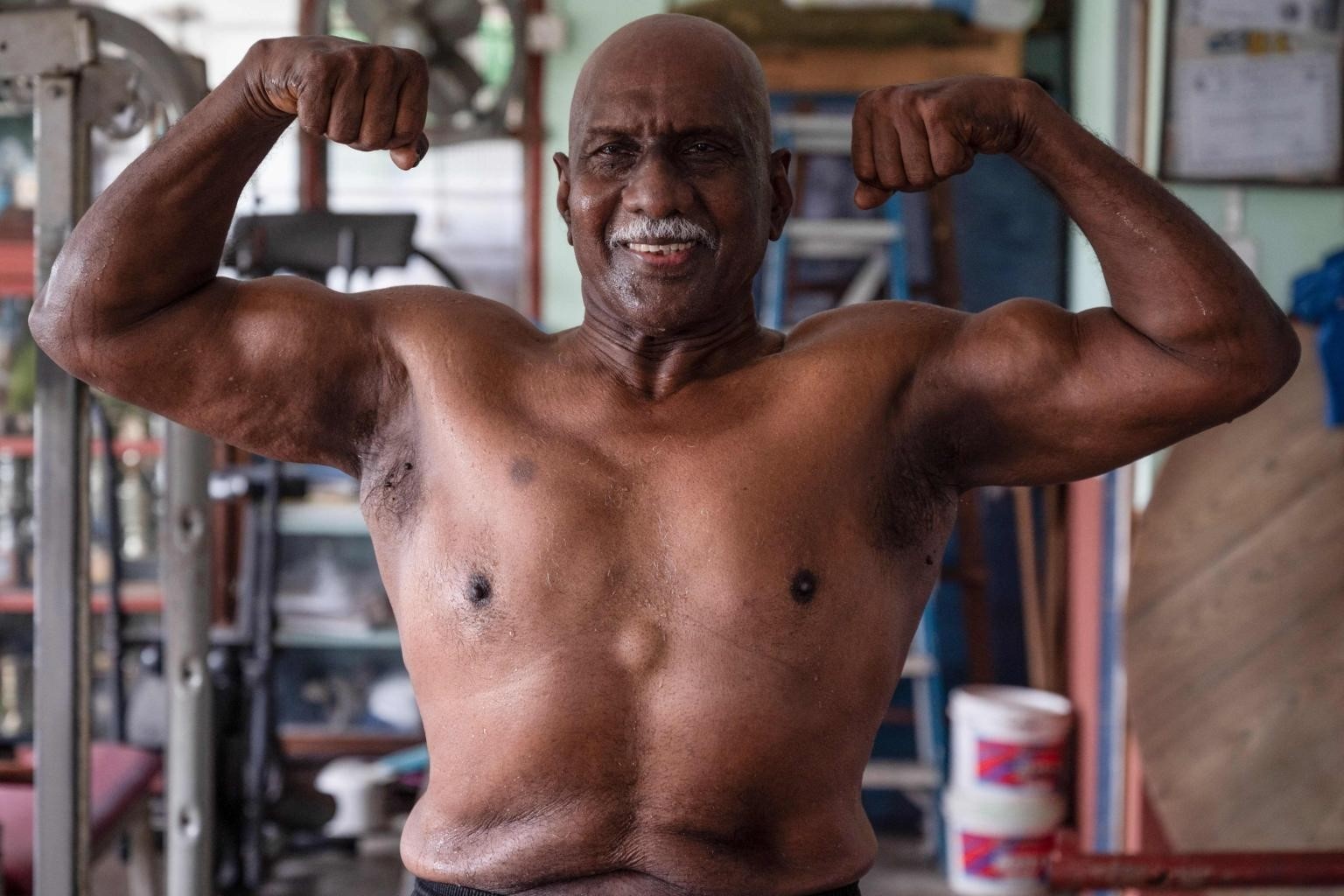 Nguoi dan ong 72 tuoi o Malaysia hang ngay van nang ta hinh anh