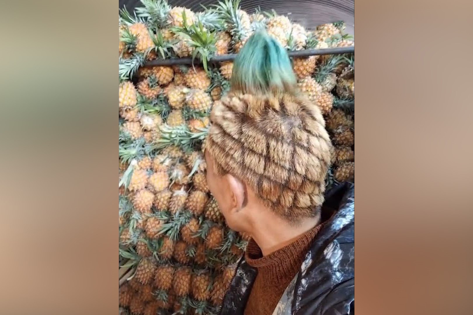 Chang trai ban hoa qua dat khach khi de toc trai dua hinh anh