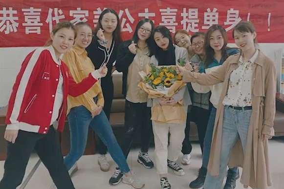 Co gai duoc ban be chuc mung ngay sau khi ly hon hinh anh