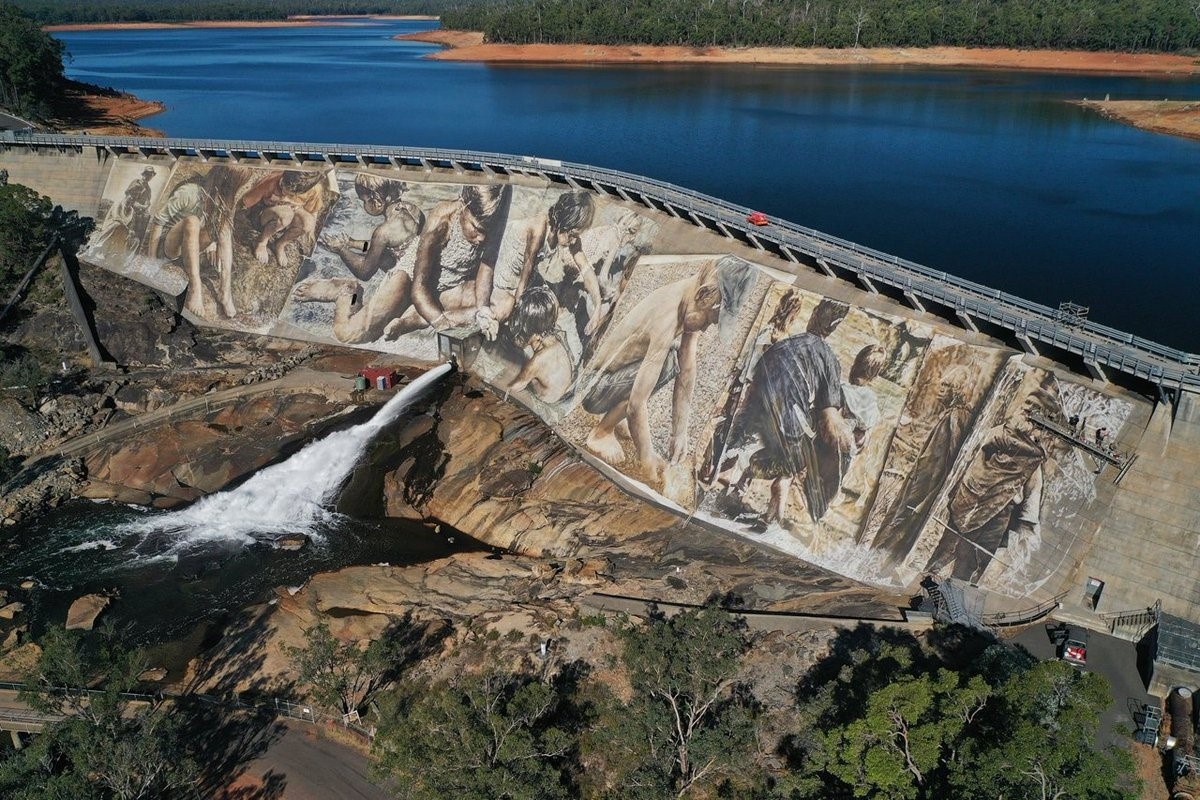 Hoa si ve tranh tuong 8.000 m2 tren dap nuoc hinh anh