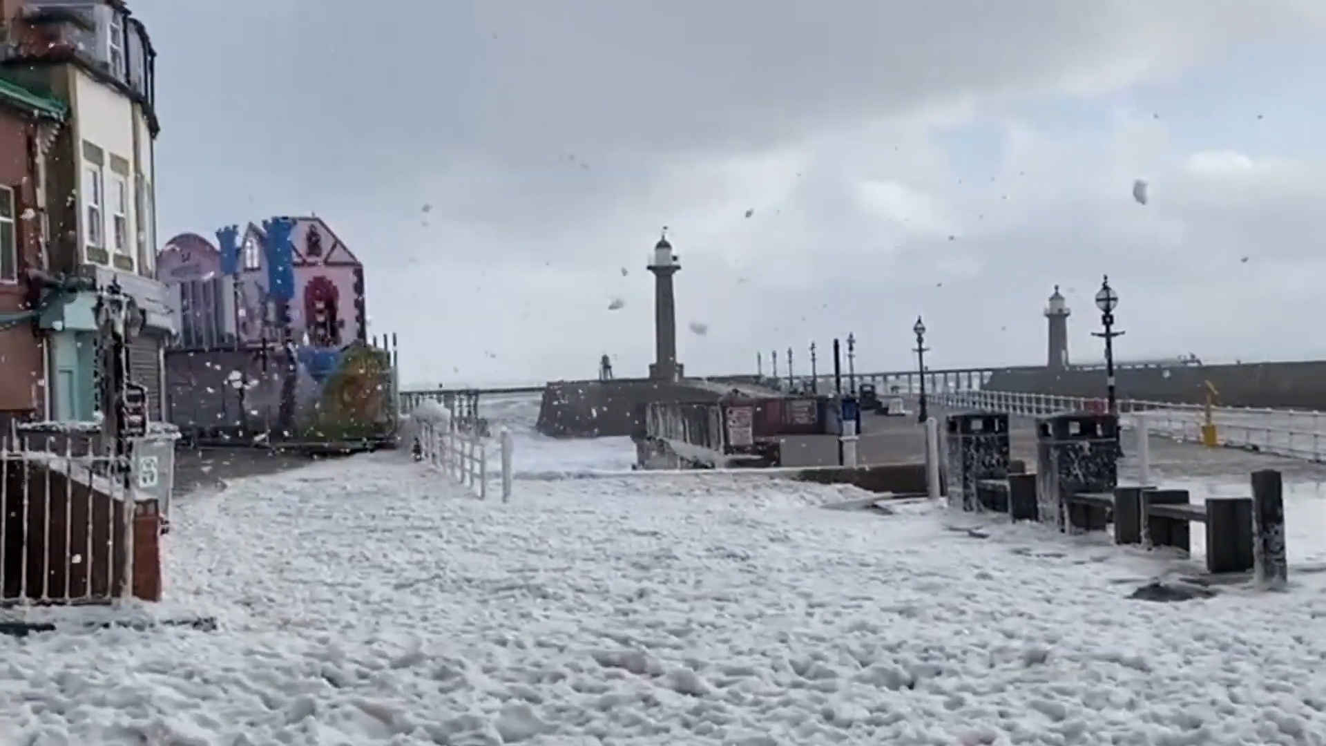 Bot bien phu kin thi tran o Anh hinh anh