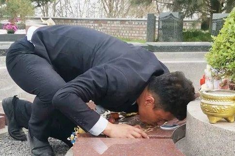 Bo xin lam o nghia trang de o ben mo con hinh anh