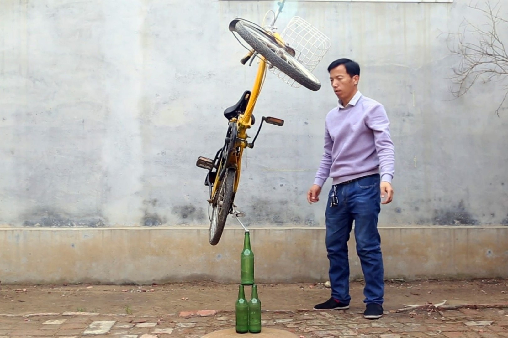 Nguoi dan ong Trung Quoc noi tieng voi tai can bang do vat hinh anh