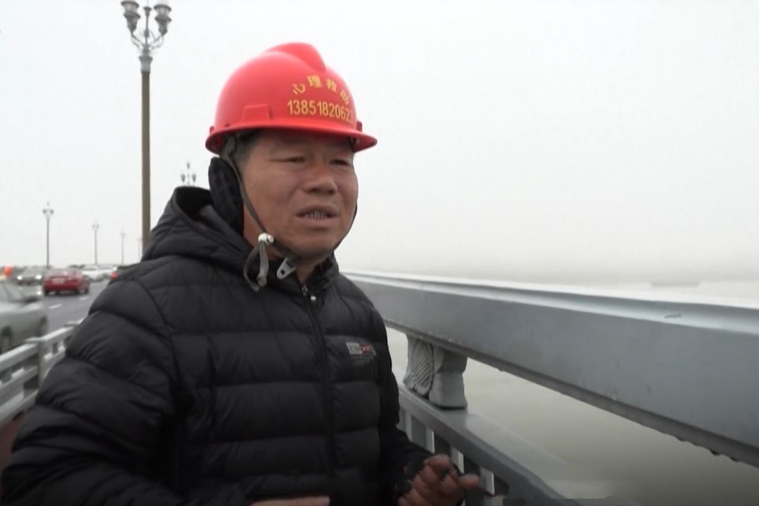 Nguoi dan ong cuu hang tram nguoi tu tu suot 18 nam hinh anh