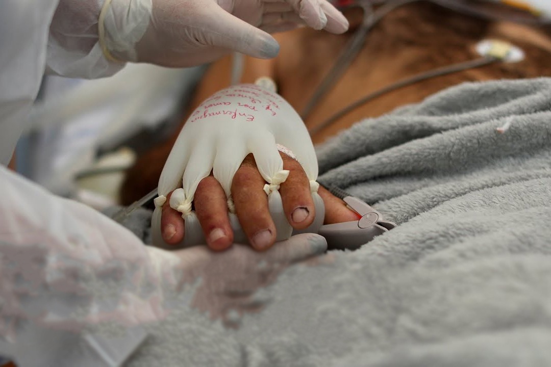 'Ban tay yeu thuong' giup benh nhan Covid-19 bot co don hinh anh