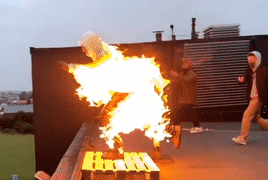 Dien vien nhay tu nha cao tang xuong khi dang boc chay hinh anh