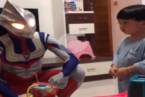 Be trai Trung Quoc so hai khi nhin thay bo dong gia sieu anh hung hinh anh