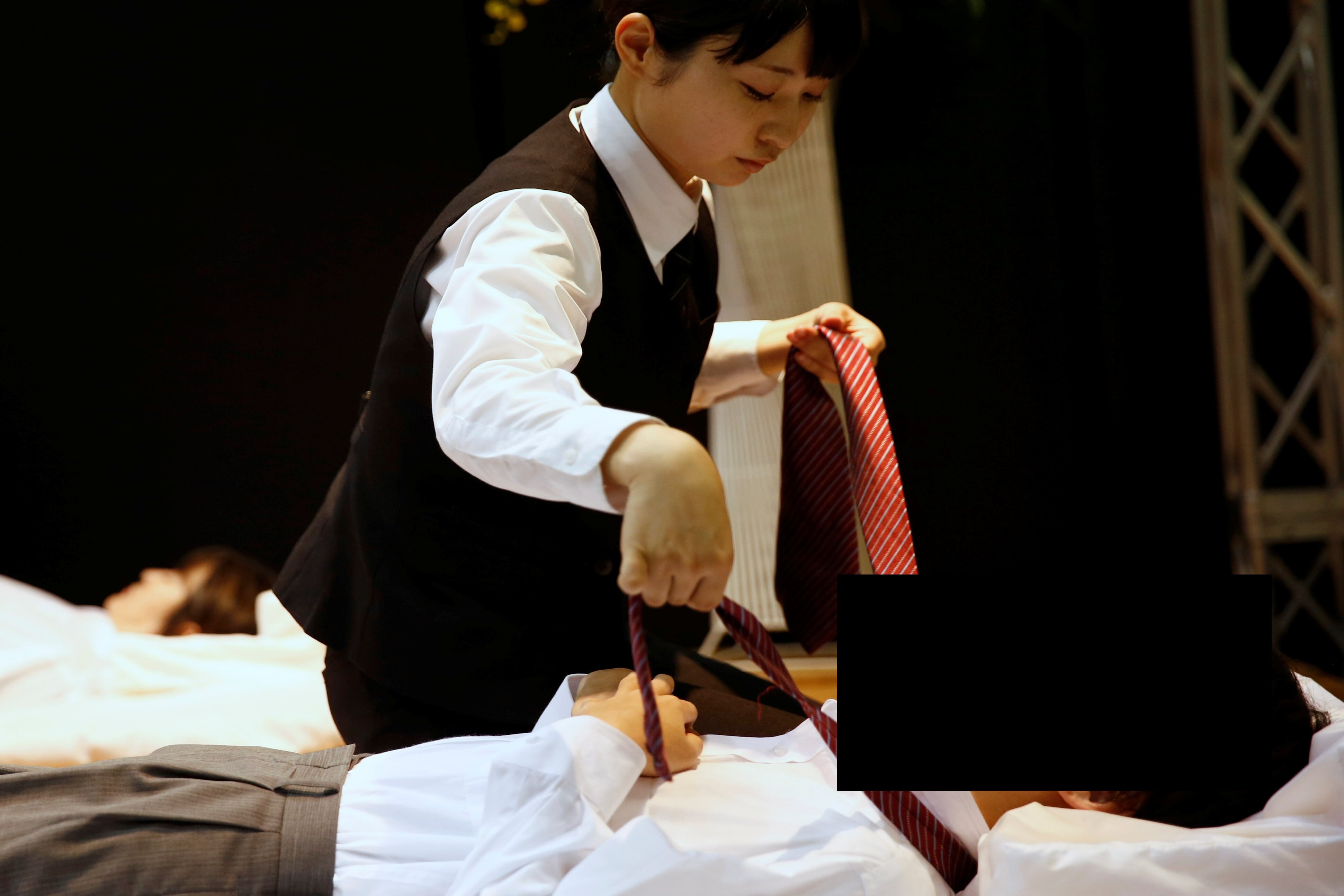 Co gai lam nghe tam rua, trang diem cho xac chet hinh anh