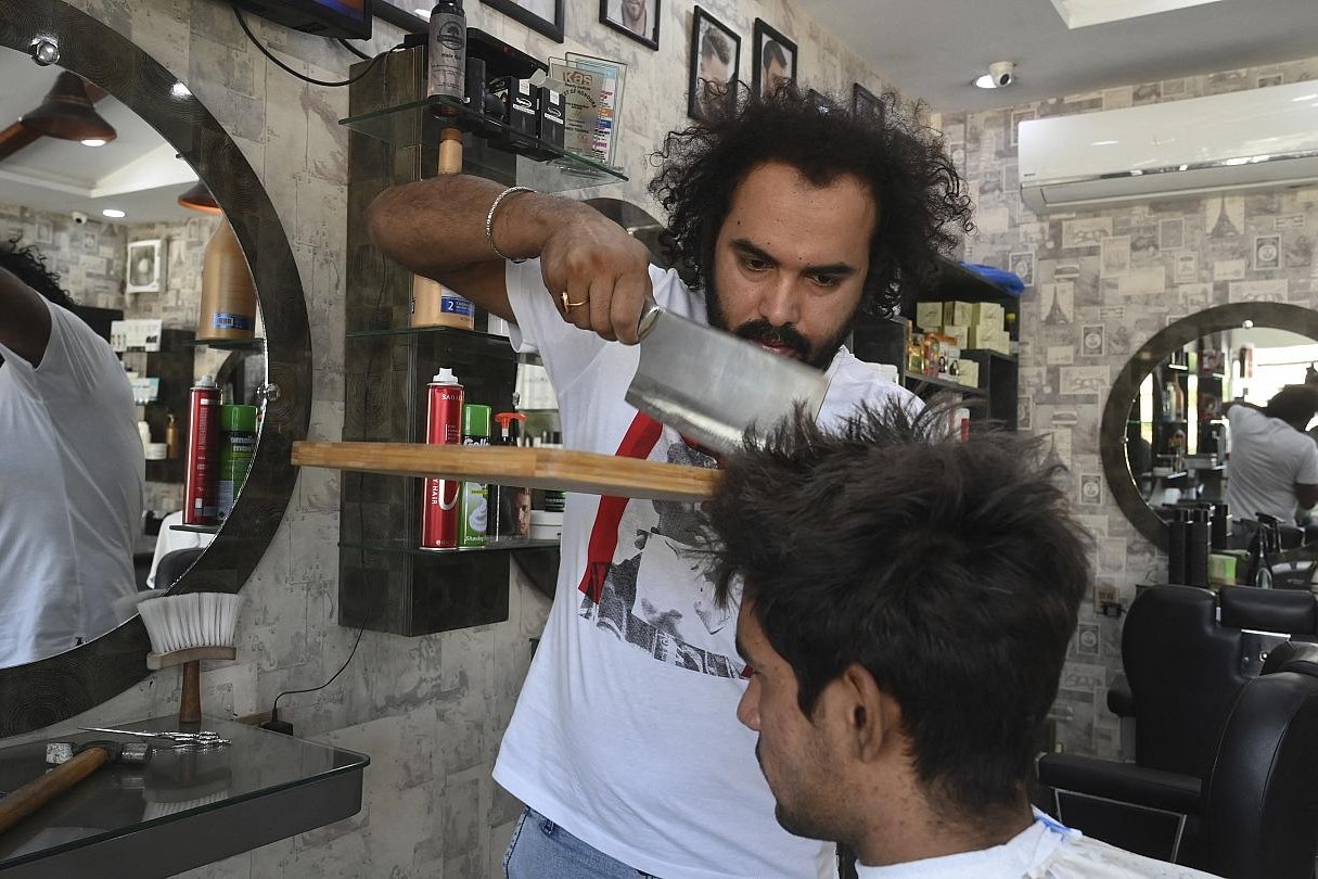 Nguoi tho cat toc bang lua, dao phay va thot hinh anh