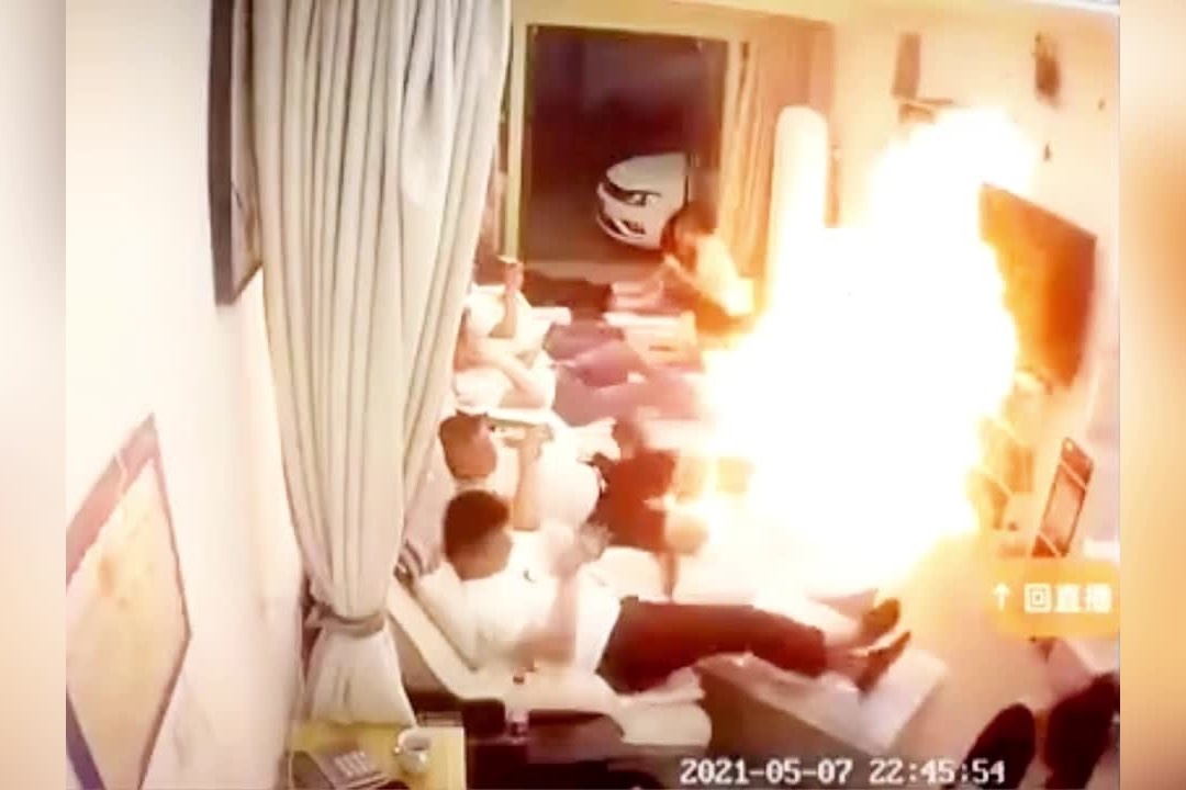 Ngon lua bat ngo bung chay trong spa o Trung Quoc hinh anh