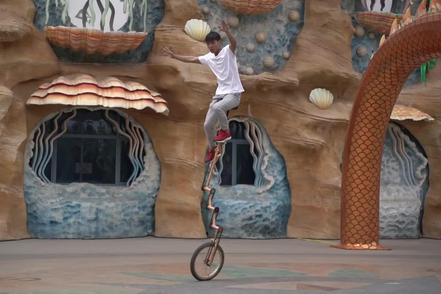 Nguoi dan ong noi tieng nho ky nang di xe dap mot banh hinh anh