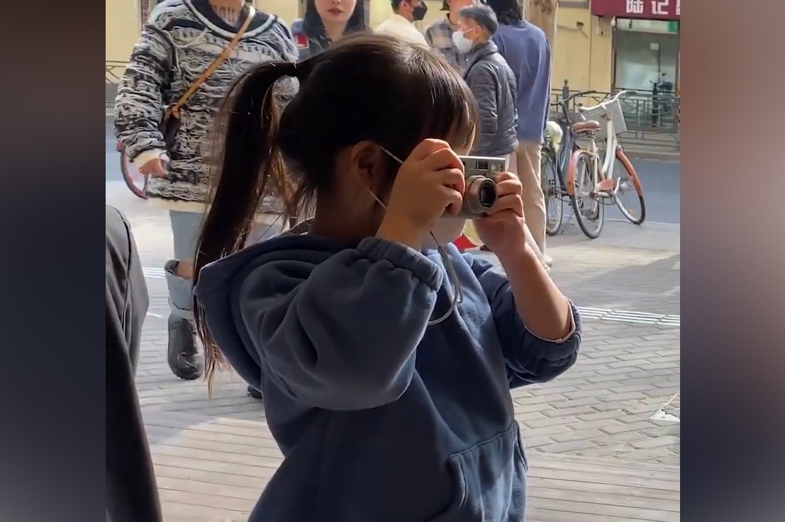 Be gai 6 tuoi noi tieng vi chup anh nguoi la hinh anh