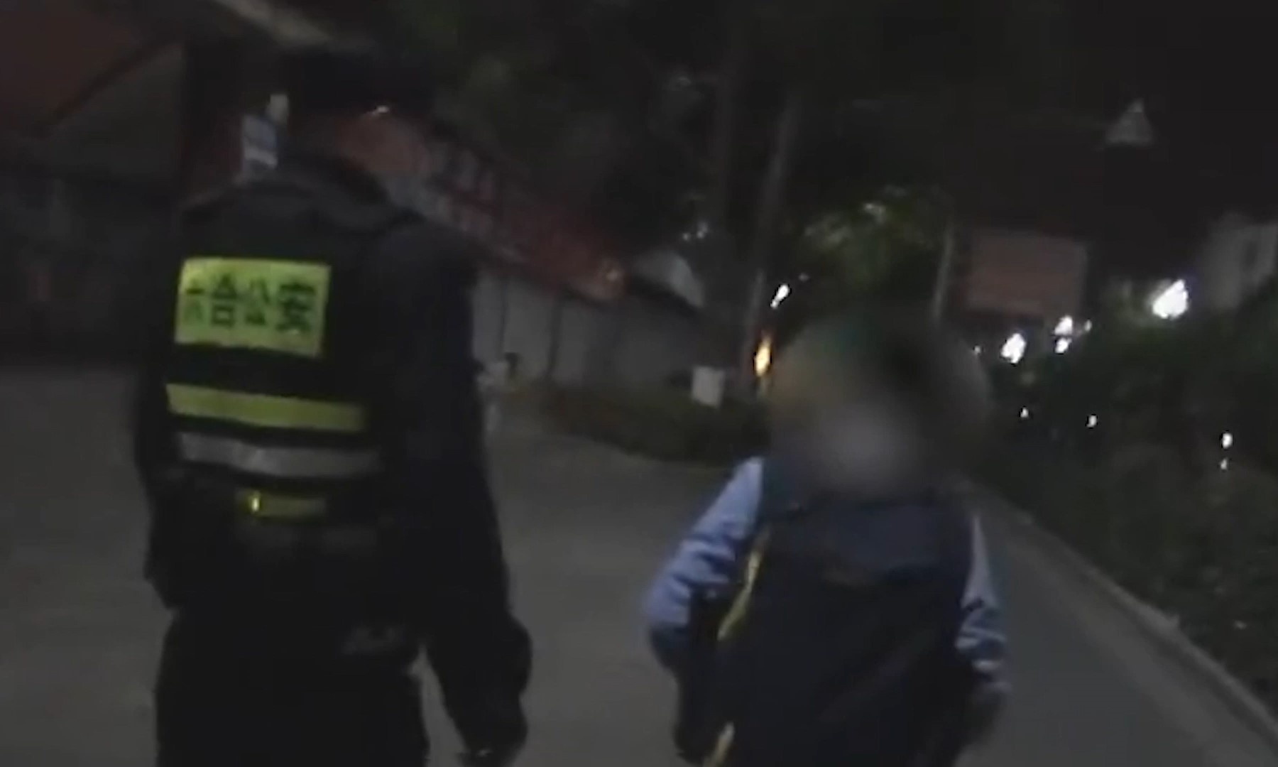 Cau be Trung Quoc tu di tham mo me luc nua dem hinh anh