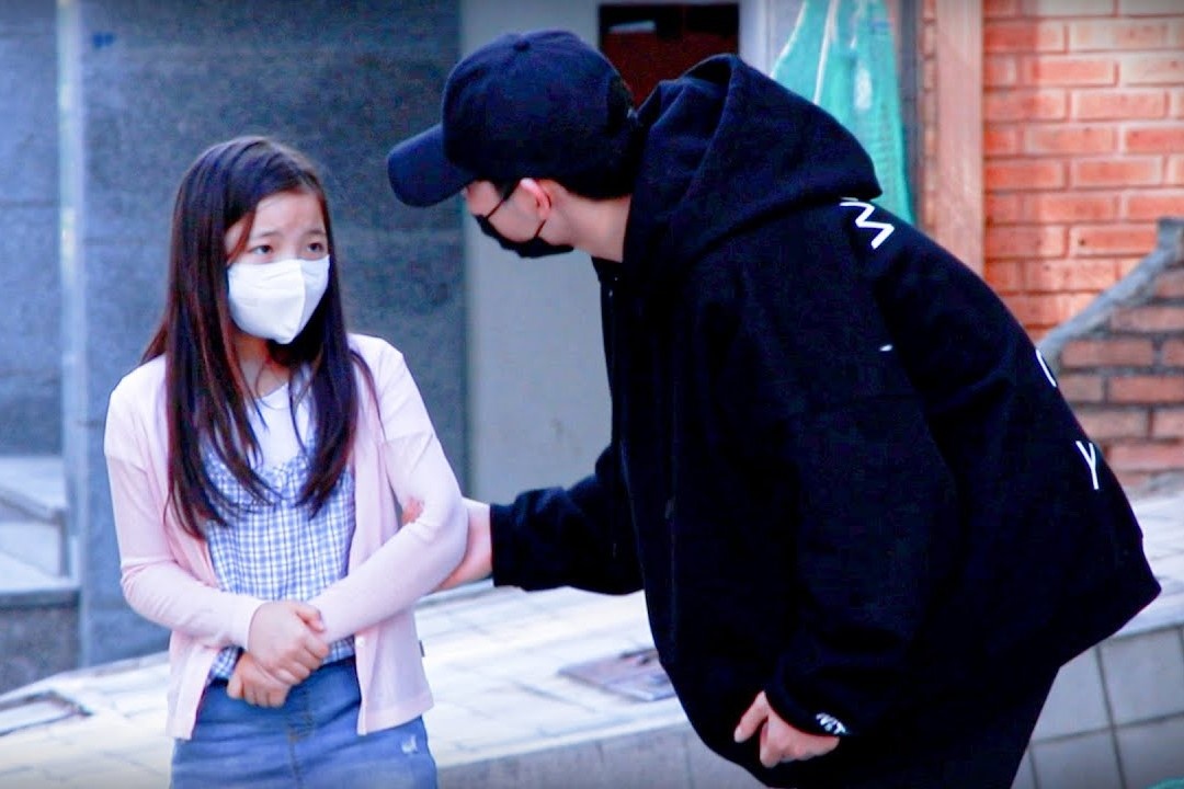 Phan ung cua nguoi la khi thay tre bi bat coc hinh anh