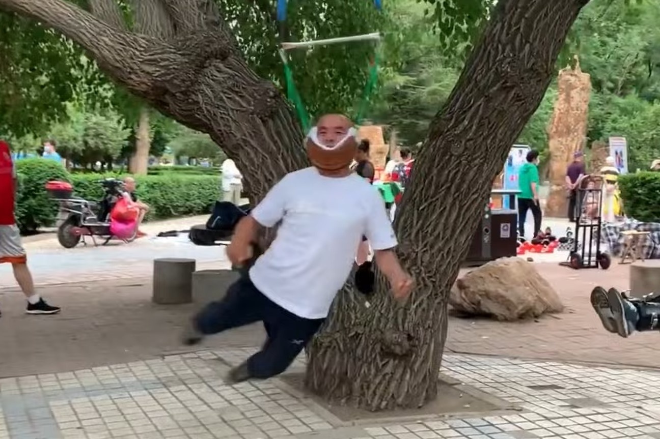 Tap the duc bang cach 'treo co' o Trung Quoc hinh anh