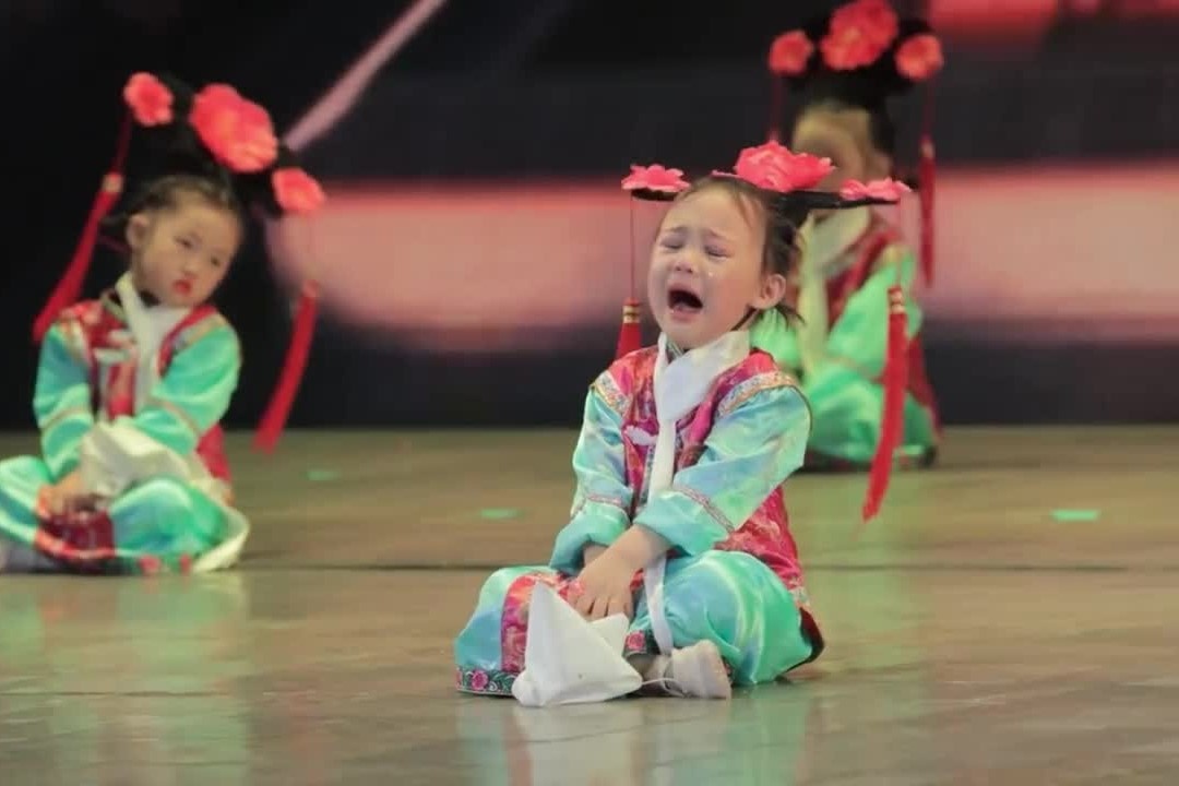 Be gai vua khoc vua mua o Trung Quoc hinh anh