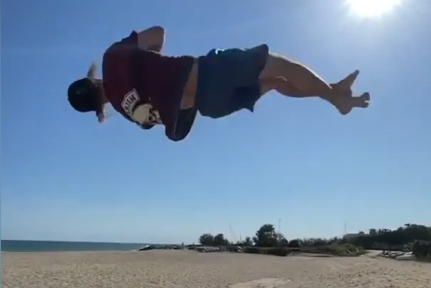 Chang trai co ky nang nhay xoay vong lien tuc hinh anh