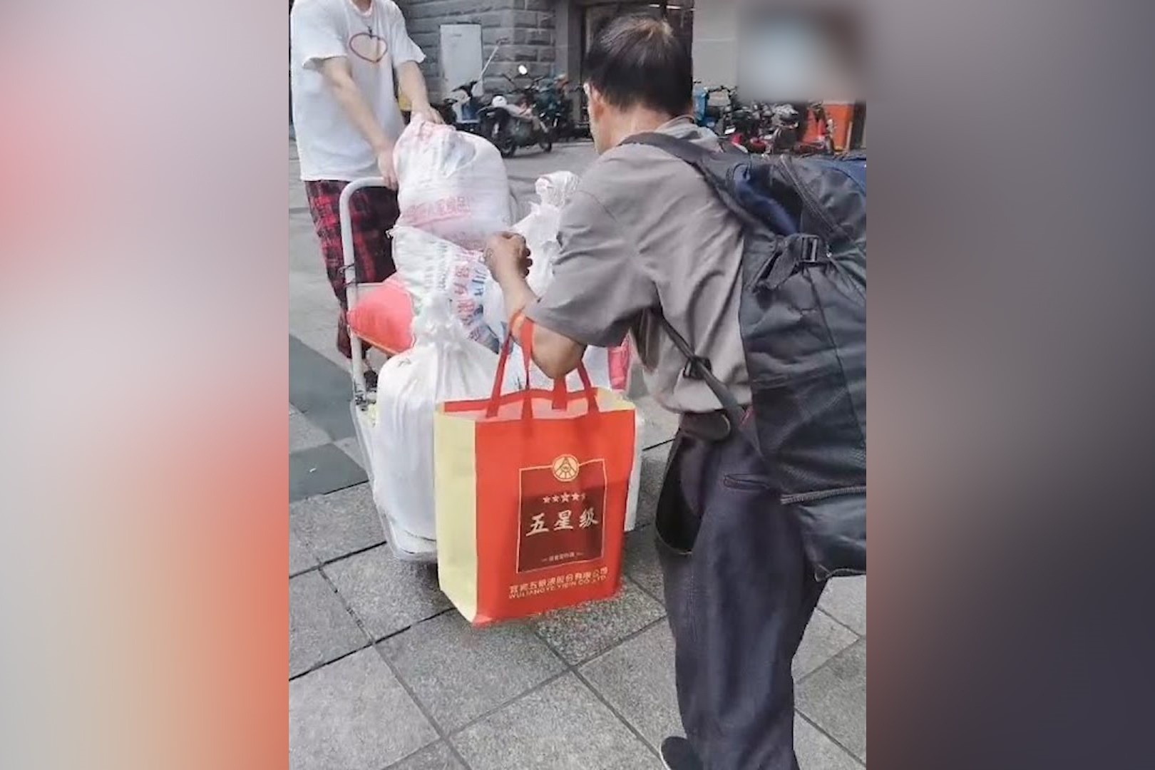 Cha gia tu que mang theo hang tram can do an cho con gai o thanh pho hinh anh