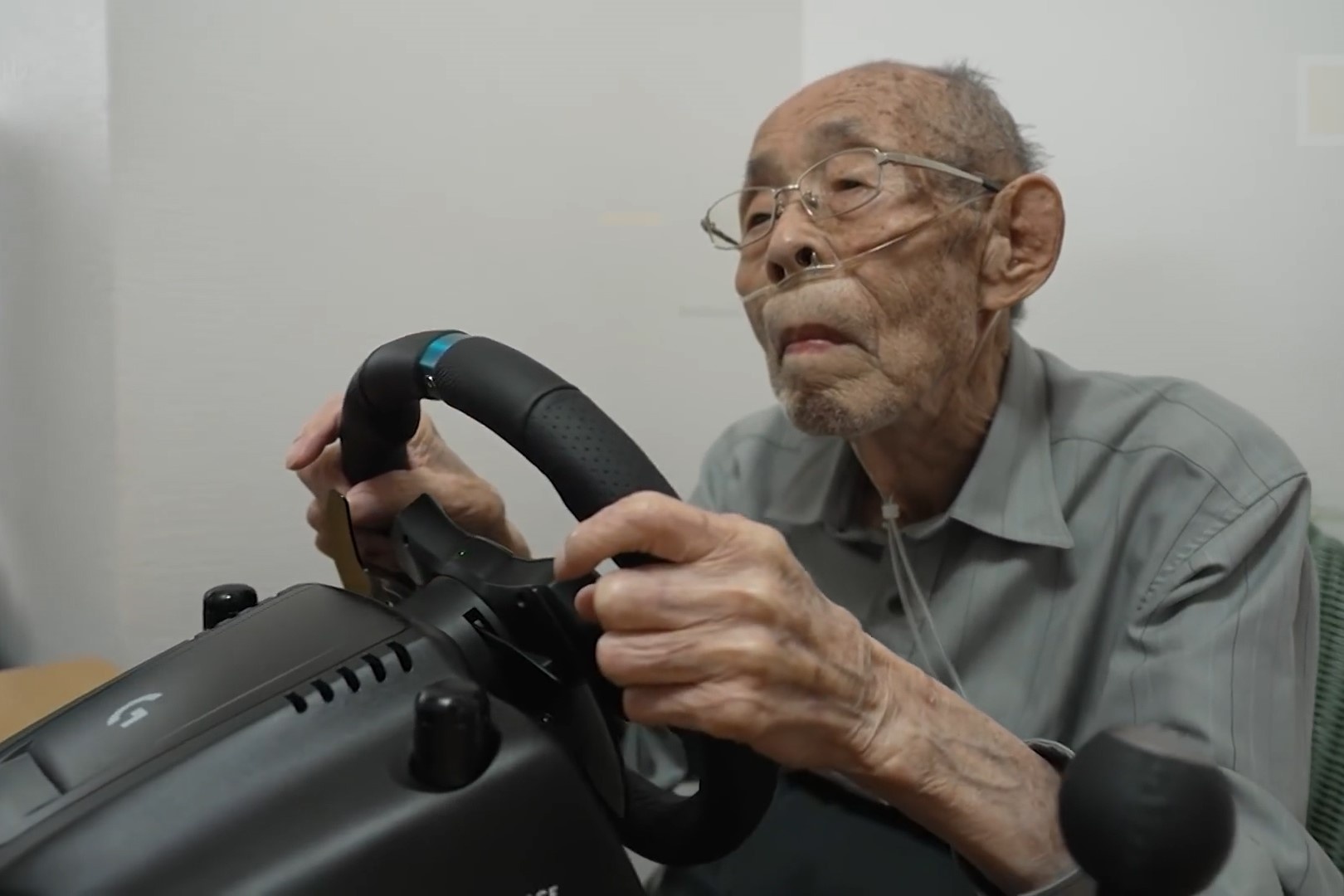 Cu ong 93 tuoi noi tieng khi lai xe mo phong tai nha hinh anh