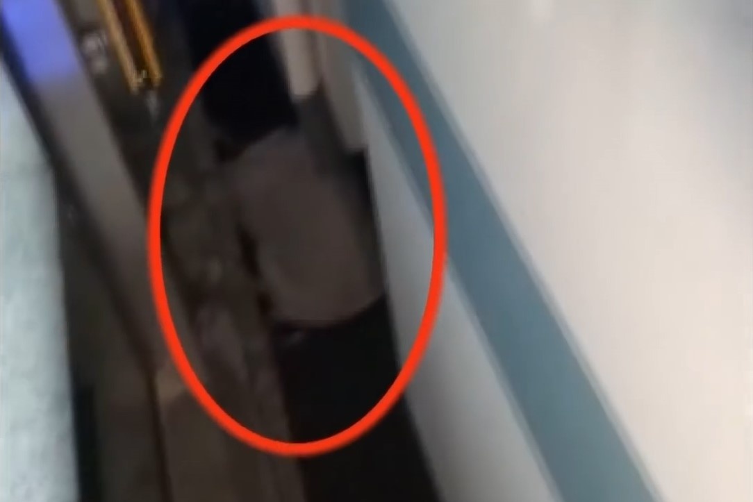 Cuu be trai 2 thang tuoi bi lot xuong gam tau dien ngam hinh anh