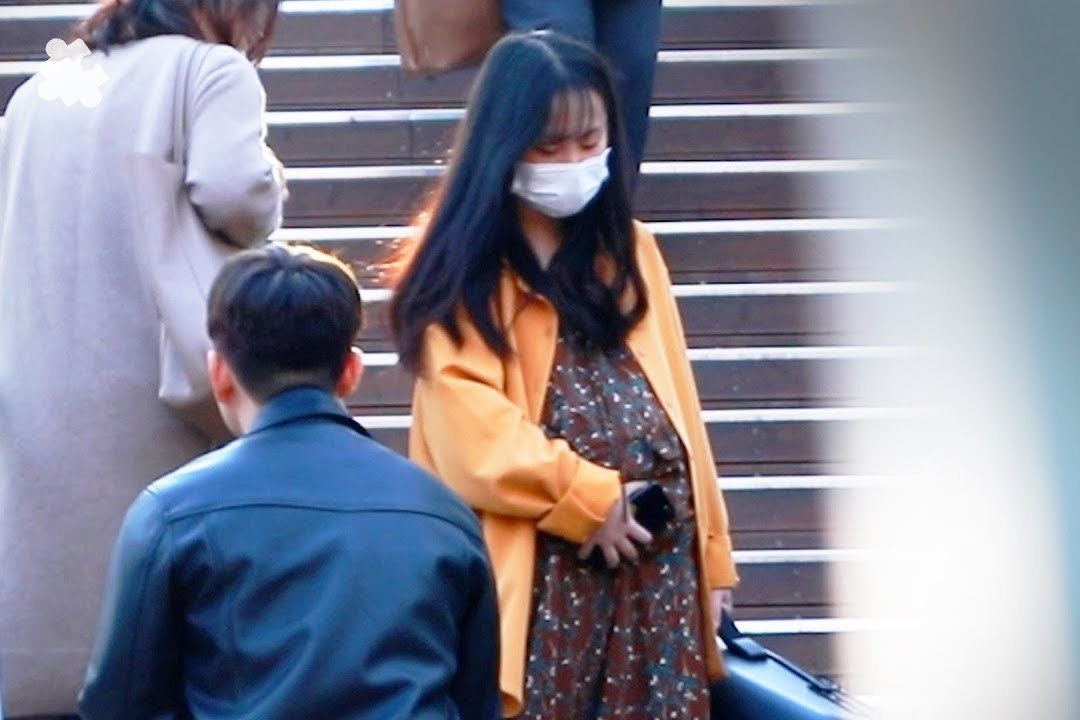 Phan ung cua nguoi la khi thay phu nu mang thai gap kho khan hinh anh