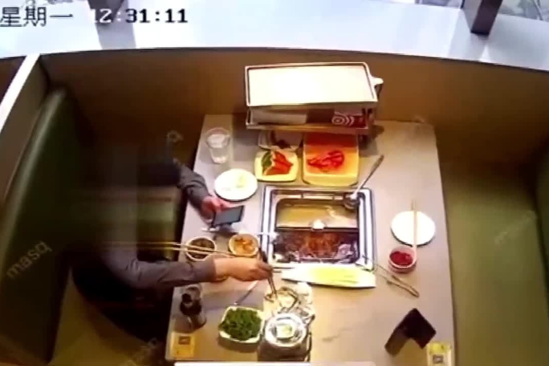 Nguoi dan ong tha gian vao noi lau de lua tien nha hang hinh anh