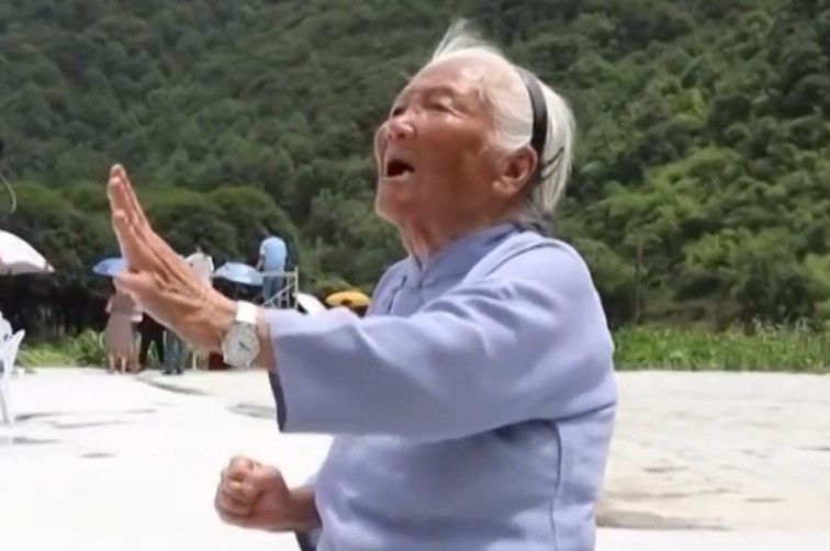 Cu ba 98 tuoi bieu dien kungfu dieu luyen hinh anh