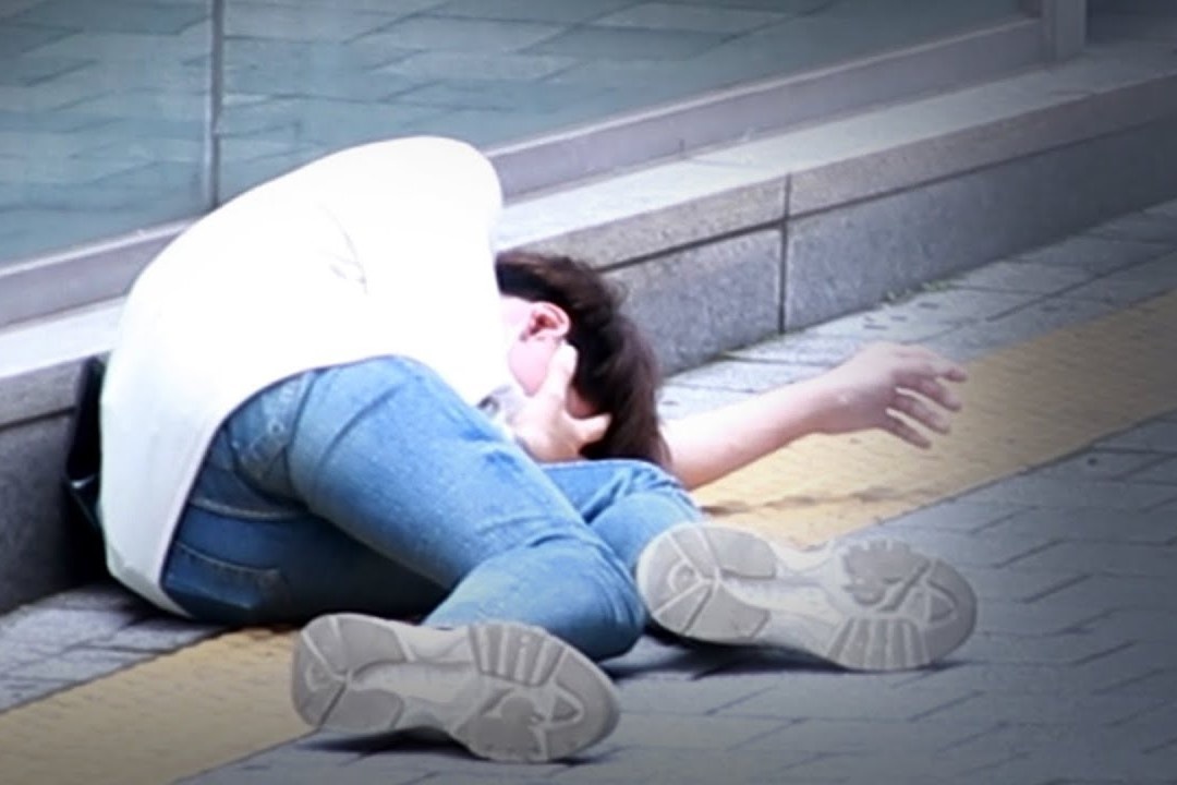 Phan ung cua nguoi la khi thay mot nguoi dan ong ngat xiu hinh anh