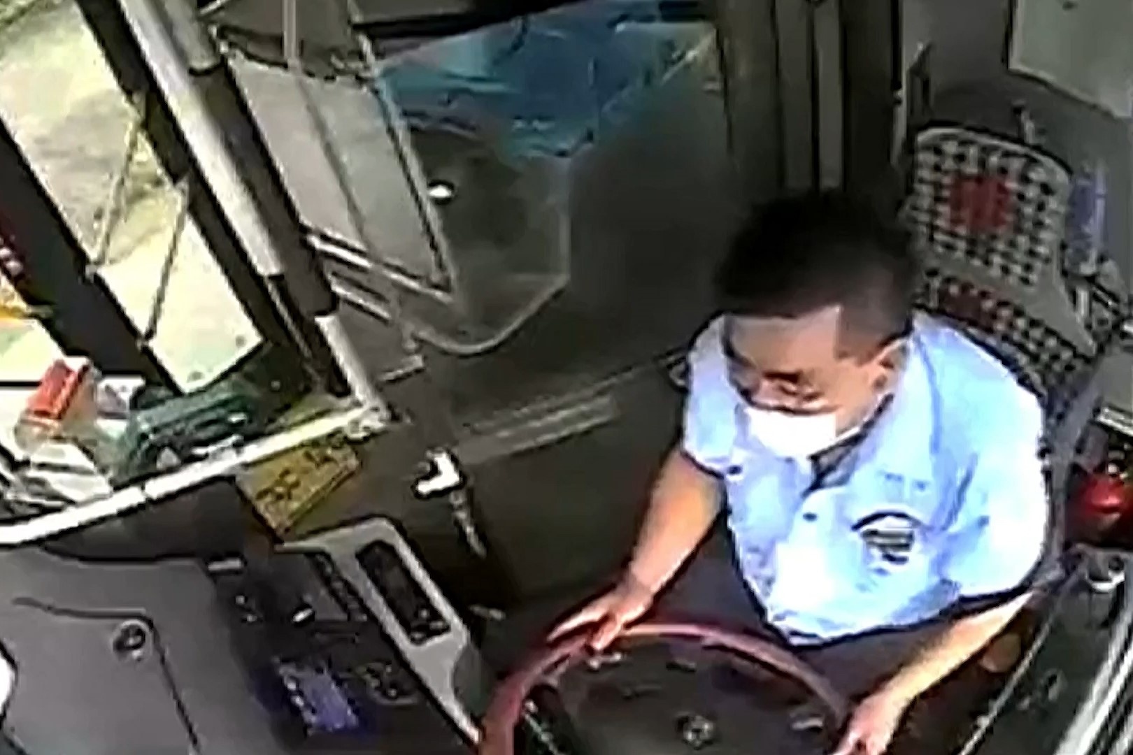 Tai xe xe buyt co gang dung xe truoc khi ngat xiu hinh anh