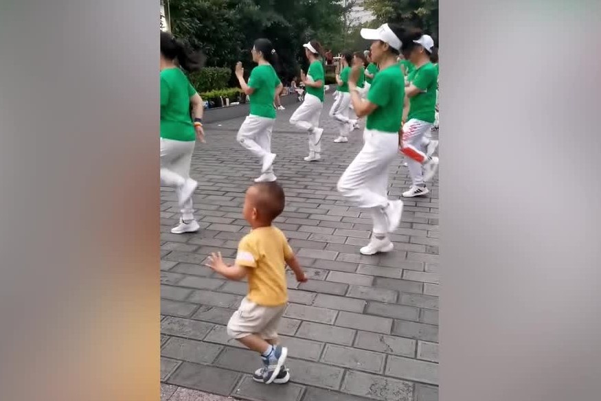 Be trai 2 tuoi nhay dieu luyen tren duong pho hinh anh