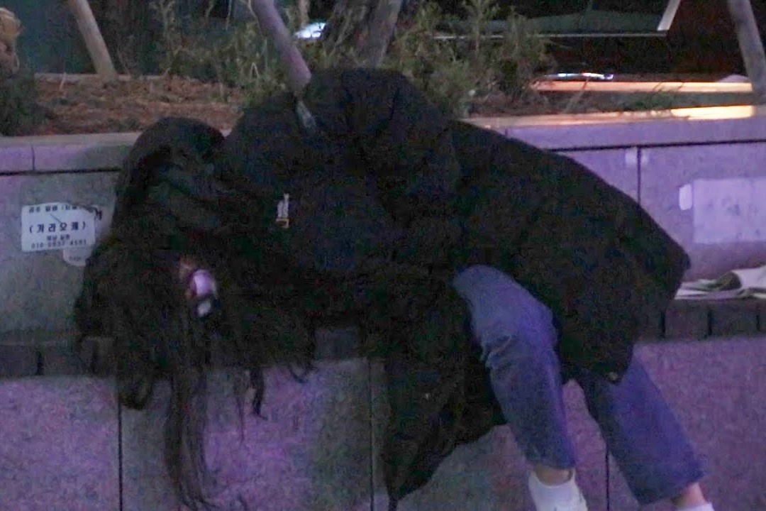 Phan ung cua nguoi la khi thay phu nu say xin tren duong o Han Quoc hinh anh