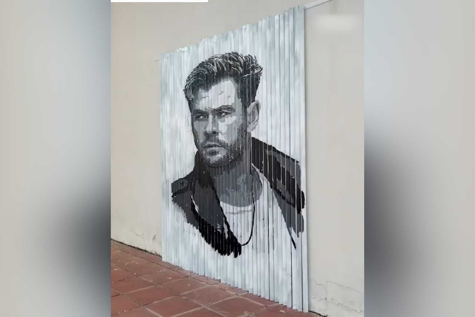 Chang trai Viet noi tieng nho tai ve tranh bang kem danh rang, la bai hinh anh