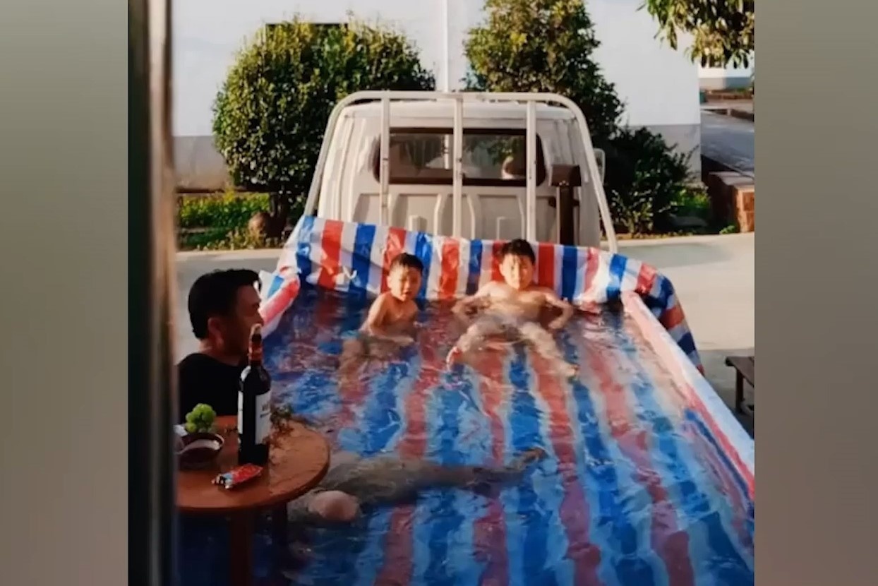 Nguoi cha bien thung xe tai thanh be boi cho con choi dua hinh anh