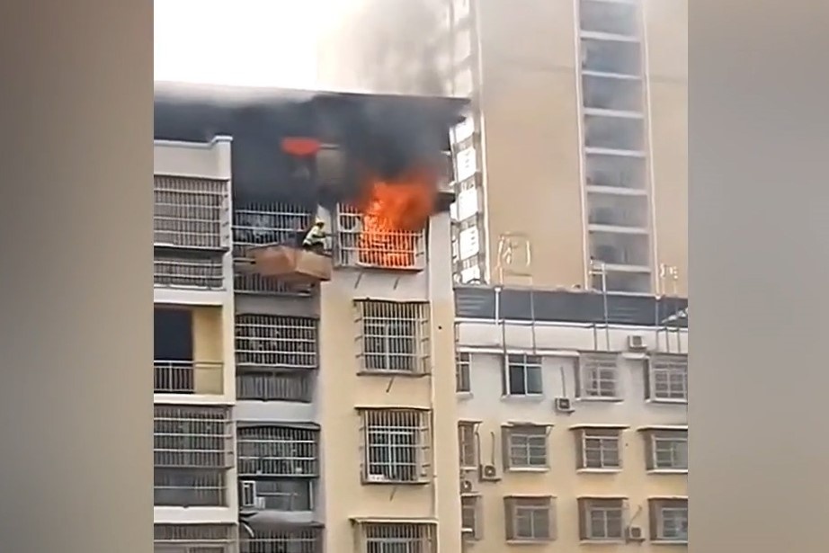 Dung can cau cuu be trai khoi can ho boc chay o Trung Quoc hinh anh