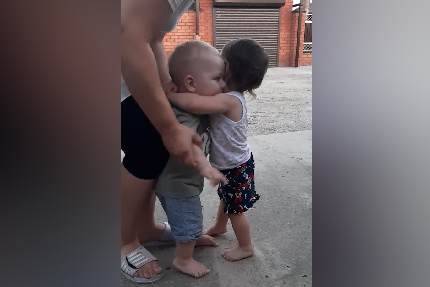 Be gai o Nga buc tuc bo di vi ban khong chiu om hinh anh