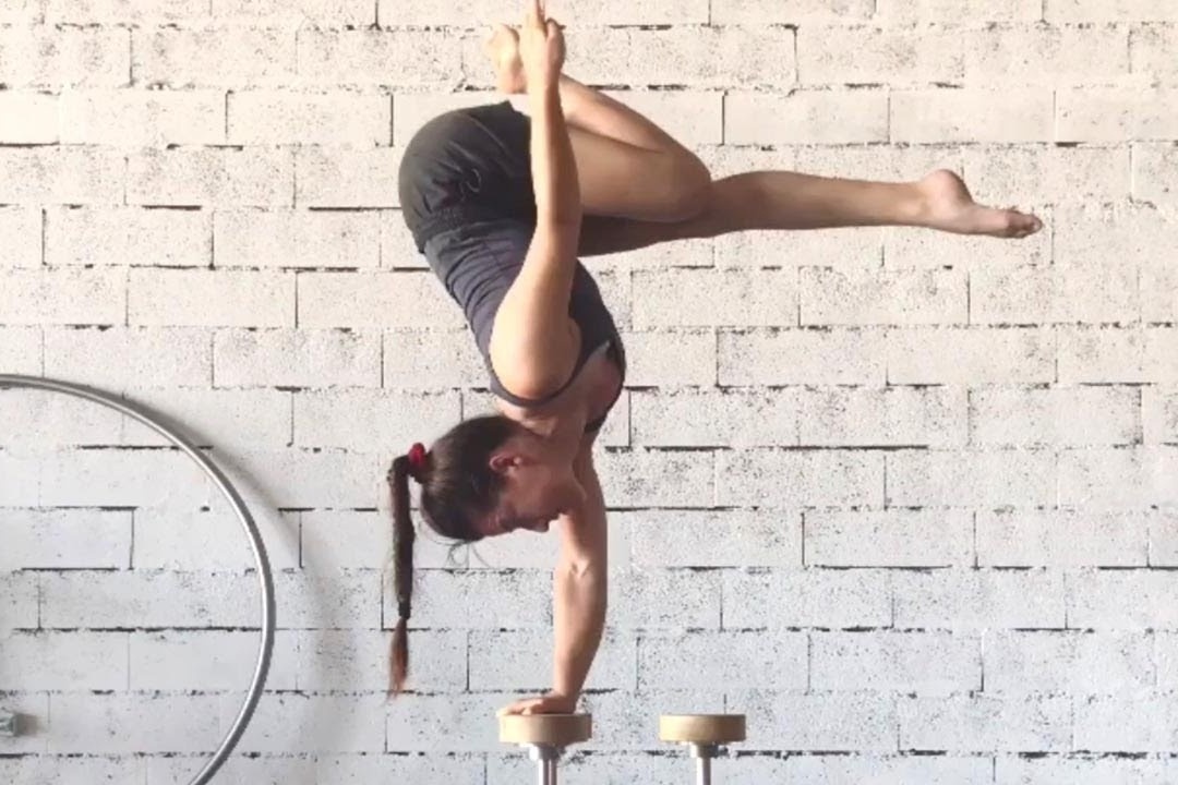 Co gai co tai giu thang bang dang kinh ngac hinh anh